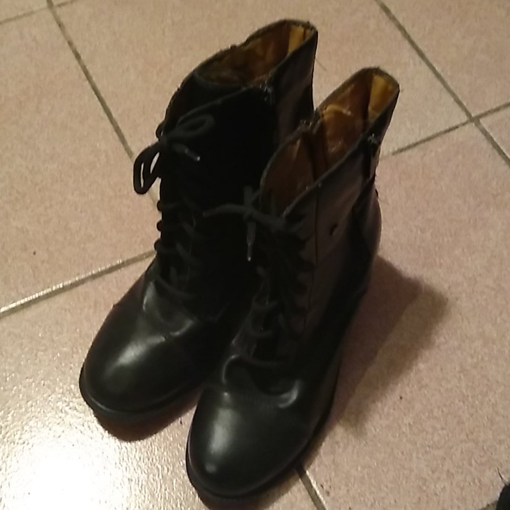 Rouge woman's boot